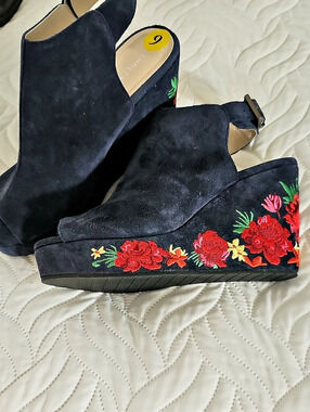 Kenneth Cole Orla Floral Wedge Sandals in Black & Red US 9 NWT